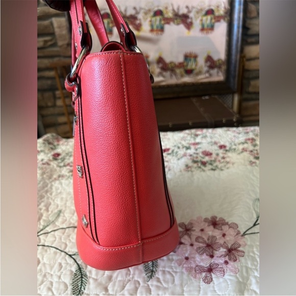MCM BUCKET SATCHEL In Excellent Used Condition.   Absolutely Beautiful Firey Red - Picture 5 of 13